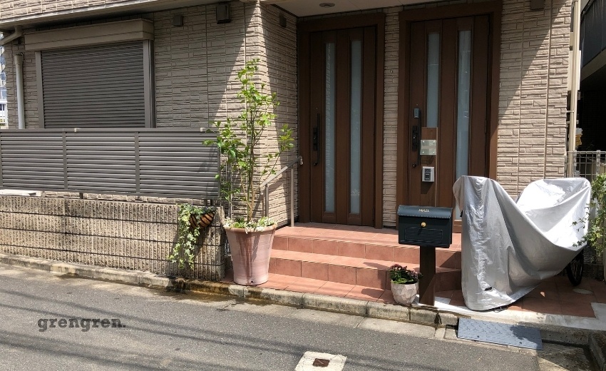 ハンギングで植栽してレモンの木を植栽した玄関