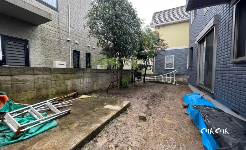 雨が降りしきる駐車場とお庭づくりの現場