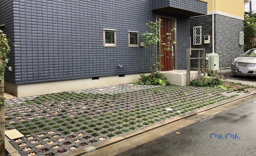 調布市の新築住宅の緑化ブロックの駐車場づくりが一ヶ月の時間をかけて完工した様子