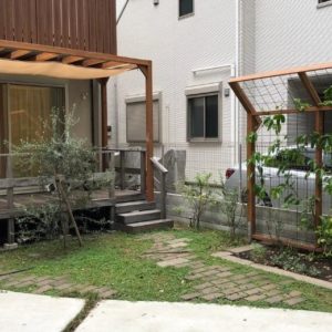 武蔵野市で施工した子供たちがデッキで遊び果実を収穫できるナチュラルガーデンの庭づくり