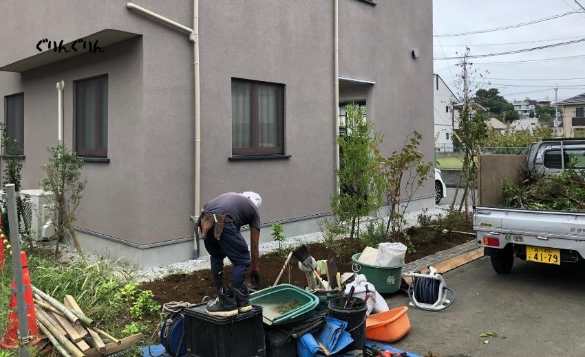 世田谷区の新築住宅で自転車の小道づくりと植栽の庭づくり
