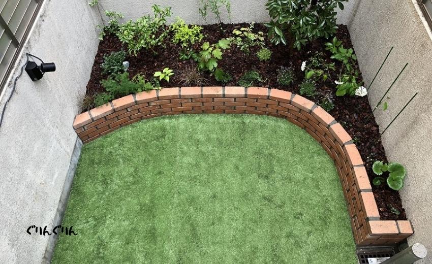 江東区で施工した人工芝と曲線レンガ花壇のお庭づくり
