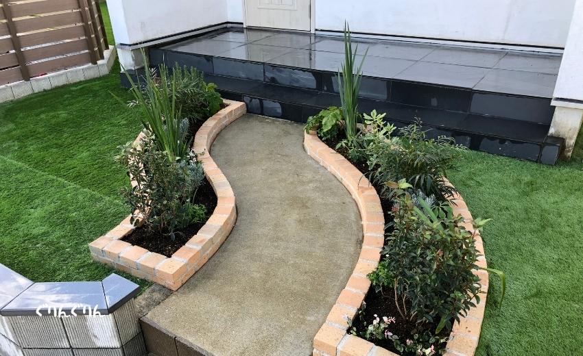 木更津市で施工した子供のための庭づくり北向き植栽と曲線レンガ花壇