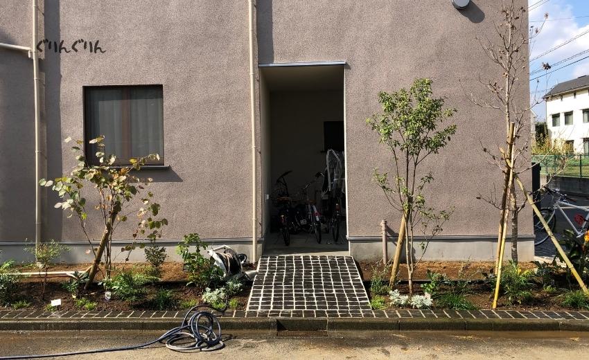 世田谷区で施工した自転車を出すためのピンコロ小道づくりの完成
