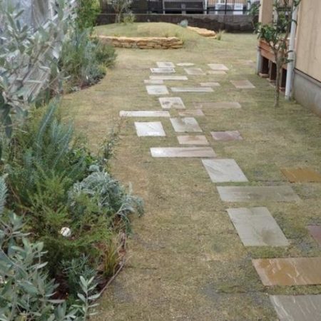 造園会社ぐりんぐりんが初めて施工した千葉県の石材と芝生のナチュラルガーデン