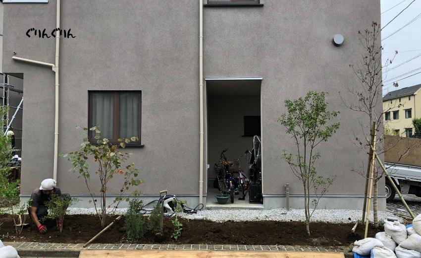 世田谷区で庭づくりのために移植したお庭と住宅の景観