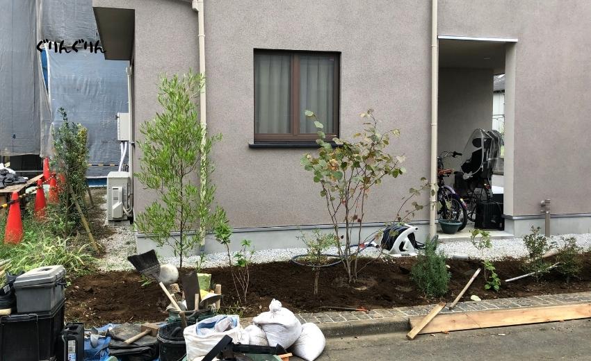 世田谷区で施工した自転車の小道と植栽の庭づくり