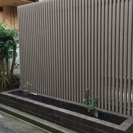 新宿区のアパートの専用庭で目隠しフェンスとレンガ花壇と日陰の植栽を行ったナチュラルガーデン