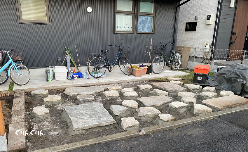 武蔵野市で施工した自然石をつかったナチュラルな駐車場づくり