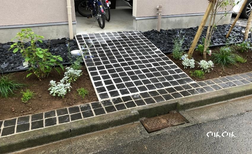 世田谷区で自転車を出しやすいようにピンコロ石の小道の庭づくり