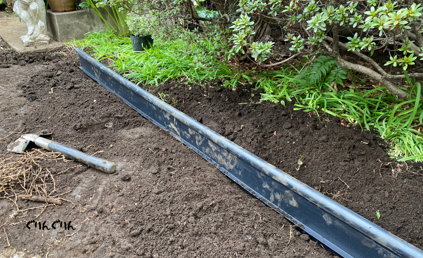 芝生と植栽帯を仕切る仕切り板の設置
