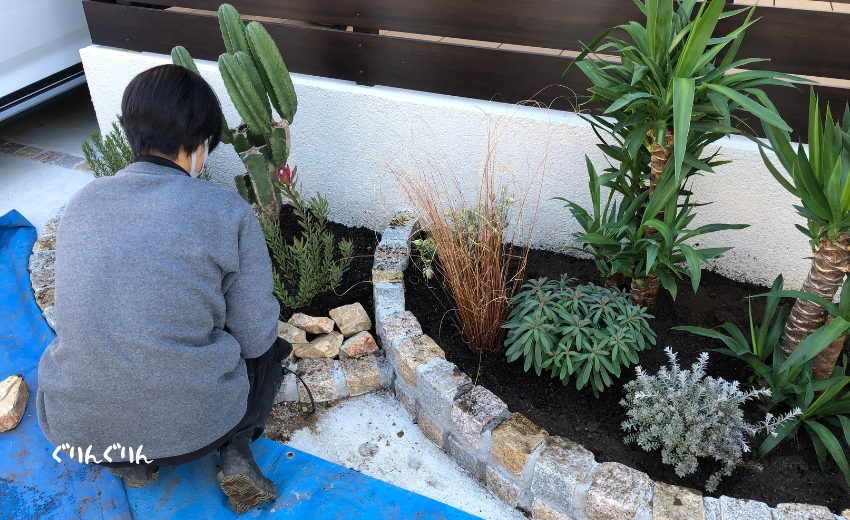 世田谷区の新築住宅で花壇をロックガーデンに作り替える女性庭師