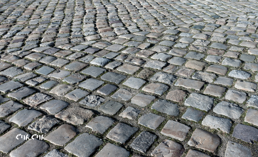 アンティークストーンを使ったフランス調の石材の小道