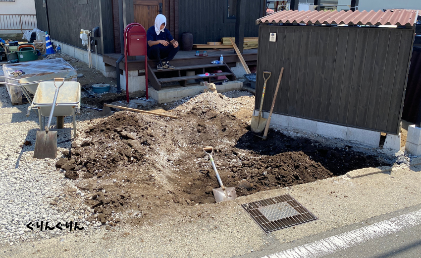 玄関アプローチと花壇づくりの下地を施工するための掘削作業