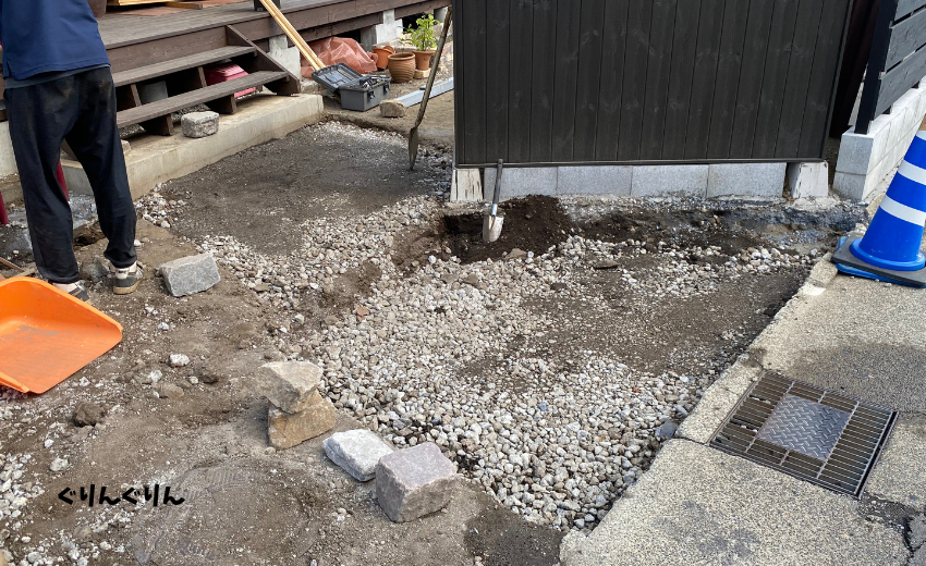 藤沢市の新築住宅の玄関アプローチの施工で下地の砕石を敷いたところ