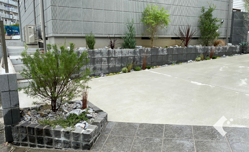 横浜市の新築住宅で施工したグラベルガーデンの花壇植栽