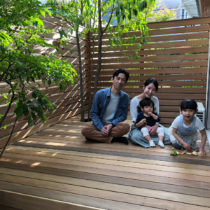 狛江市で施工した家族で遊べるウッドデッキとウッドフェンスの庭づくり