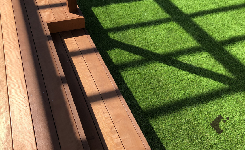 屋上に敷いた草丈30mmの細い草の人工芝