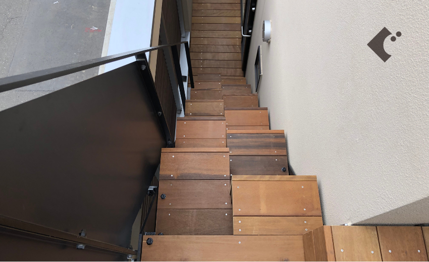 鉄から材木へ改造した3階から屋上へ上がる外階段
