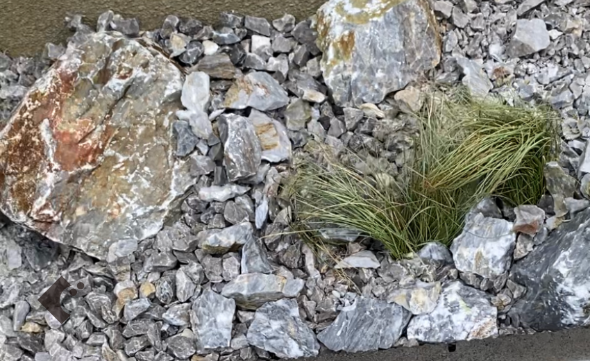 無数のサイズの岩と砂利を使った、ぐりんぐりん流グラベルガーデンの庭づくり