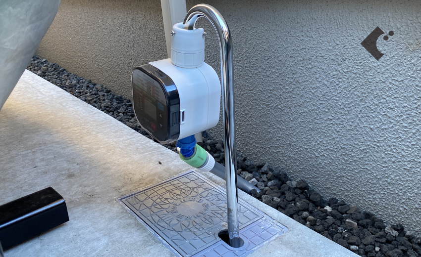散水栓にスッキリと設置出来た自動潅水装置