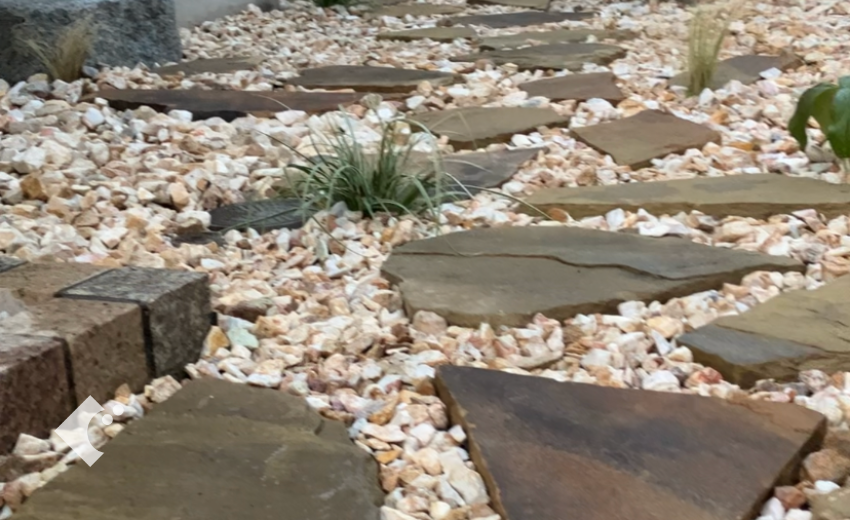 よく見かけるグラベルガーデンのひとつ、石のステップと砂利で雑草対策の庭づくり