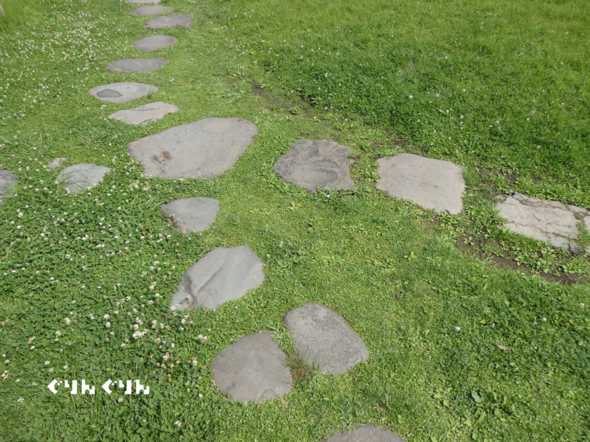 乱形石を飛び石に和庭園で見られる素敵な自然石の使い方