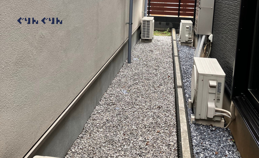 通路の砂利敷き