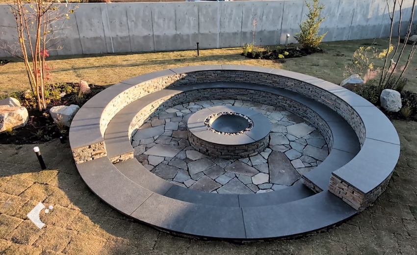 ムーンガーデンという名前の建築プランにあやかって大勢で遊べる満月のようなファイヤーピットを設置