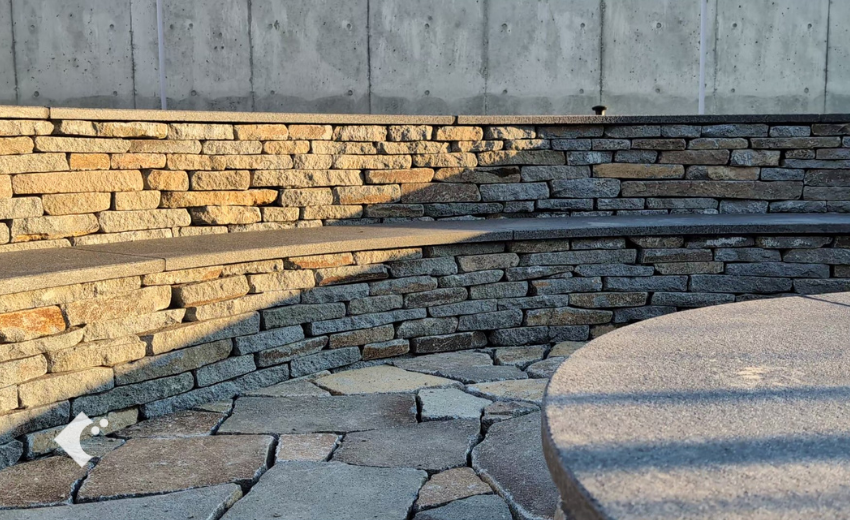 長野県の地元の石材と黒御影の石材を使ったファイヤーピット