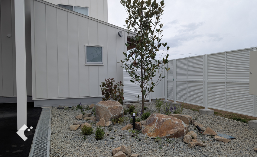 長野の庭づくりのエントランスの樹木と植物