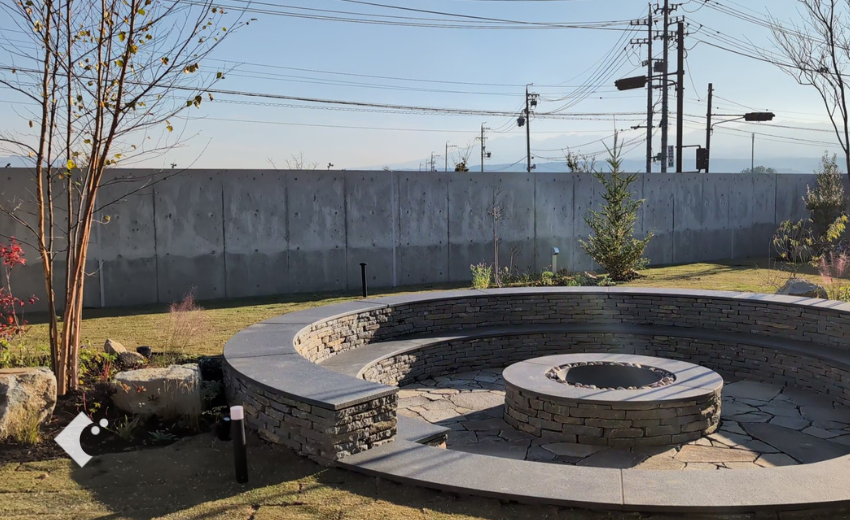 ファイヤーピットを中心とした大勢で一緒に楽しめる月をイメージしたお庭づくり