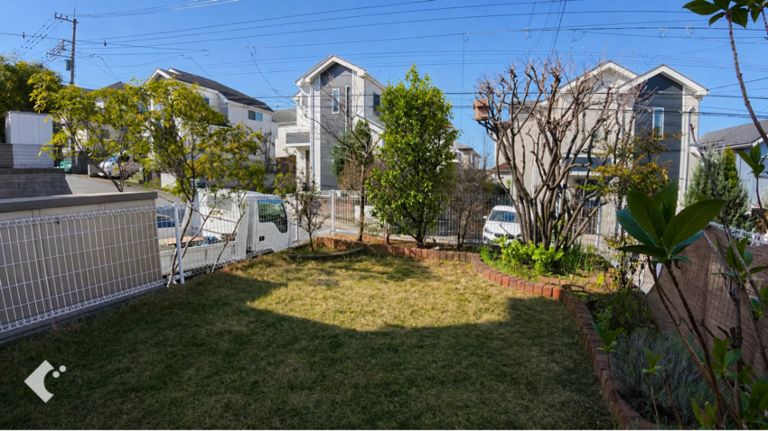 管理が行き届かず傷んでしまった既存の芝生。枯れた部分が目立つ状態