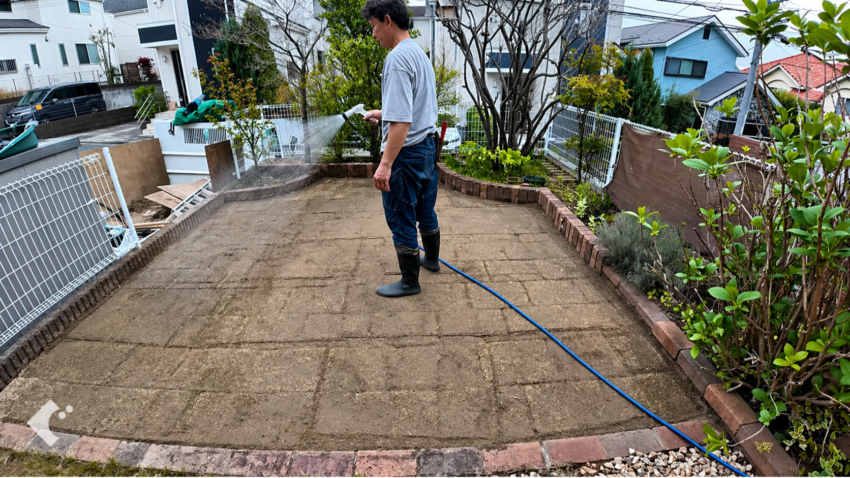 芝生の張り替え完成後、たっぷりと水やりをする様子