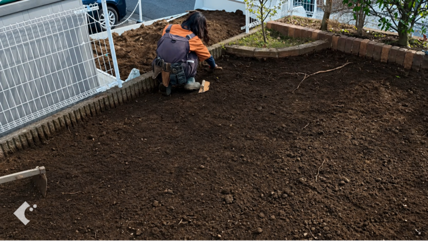 余分な土を搬出して地面を平らに整える整地作業