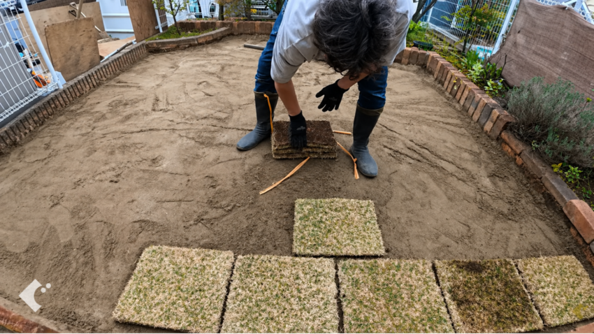 TM9の芝生を千鳥配置で並べていく作業。目地を互い違いにすることがポイント